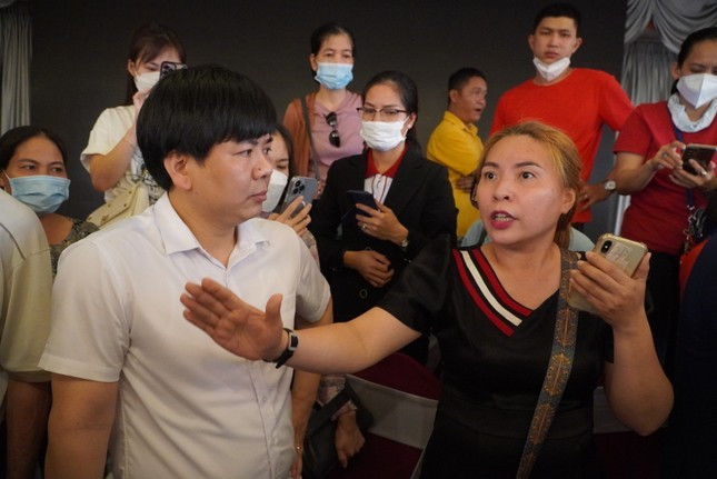 Ông Nguyễn Ngọc Thủy trong một dịp đối thoại với phụ huynh học sinh về việc nợ học phí tại Apax Leaders. Ông Nguyễn Ngọc Thủy trong một dịp đối thoại với phụ huynh học sinh về việc nợ học phí tại Apax Leaders.