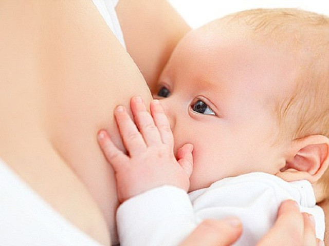 Phát hiện lợi ích độc đáo của sữa mẹ - Ảnh 1. Phân tử chất béo 20-aHydroxycholesterol trong sữa mẹ có thể giúp ngăn ngừa và đảo ngược bệnh bại não. Ảnh: SHUTTERSTOCK