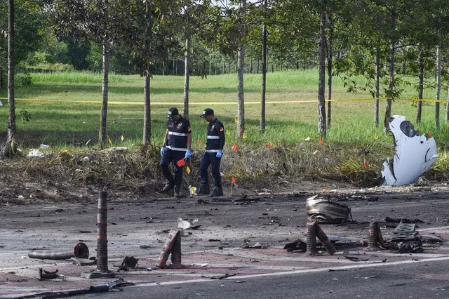 Hiện trường vụ tai nạn máy bay trên phố ở thành phố Shah Alam ngày 17.8. Ảnh: AFP