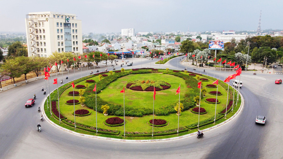 Pa nô, cờ, hoa mừng Đảng, mừng Xuân tại bùng binh điểm giao cắt các tuyến đường lớn ở thành phố.