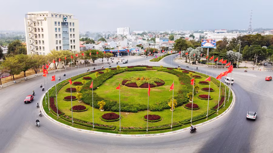 Pa nô, cờ, hoa mừng Đảng, mừng Xuân tại bùng binh điểm giao cắt các tuyến đường lớn ở thành phố.