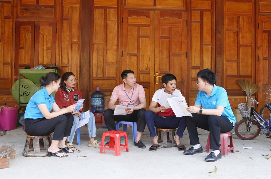 Cán bộ BHXH huyện Phong Thổ (Lai Châu) tuyên truyền đến người dân về những lợi ích, quyền lợi khi tham gia đóng bảo hiểm xã hội tự nguyện tại bản Lả Nhì Thàng. (Ảnh: Quý Trung/TTXVN) Cán bộ BHXH huyện Phong Thổ (Lai Châu) tuyên truyền đến người dân về những lợi ích, quyền lợi khi tham gia đóng bảo hiểm xã hội tự nguyện tại bản Lả Nhì Thàng. (Ảnh: Quý Trung/TTXVN)