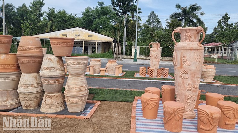 Nhiều sản phẩm gốm đỏ có hoa văn độc đáo. Nhiều sản phẩm gốm đỏ có hoa văn độc đáo.