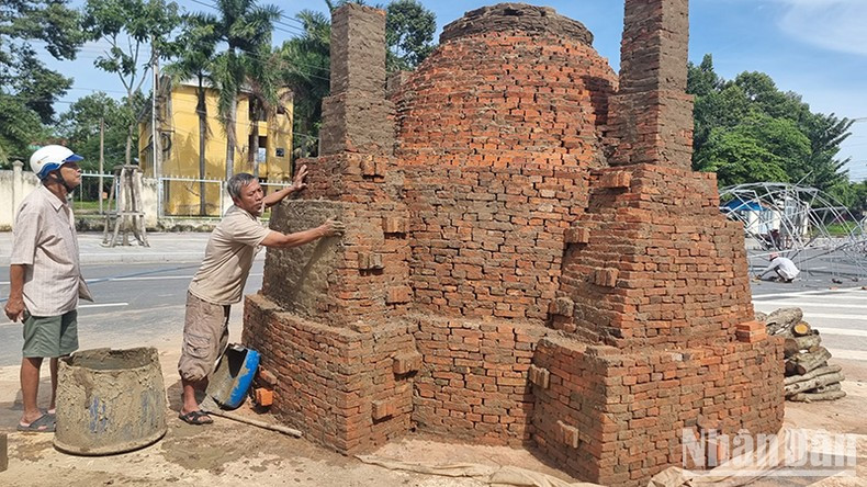 Độc đáo nhất của Con đường gốm đỏ Vĩnh Long là công trình chiếc lò tròn truyền thống dùng để nung sản phẩm gạch gốm Vĩnh Long. Độc đáo nhất của Con đường gốm đỏ Vĩnh Long là công trình chiếc lò tròn truyền thống dùng để nung sản phẩm gạch gốm Vĩnh Long.