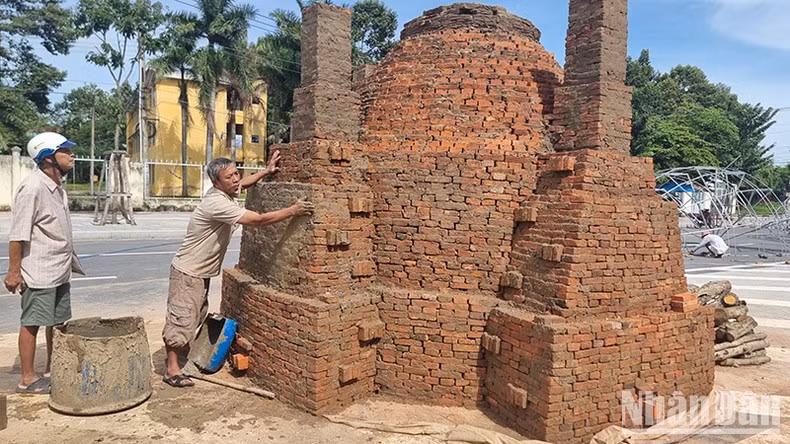 Độc đáo nhất của Con đường gốm đỏ Vĩnh Long là công trình chiếc lò tròn truyền thống dùng để nung sản phẩm gạch gốm Vĩnh Long.