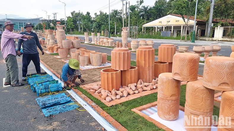 Nhiều công nhân đang khẩn trương hoàn thiện công trình. Nhiều công nhân đang khẩn trương hoàn thiện công trình.