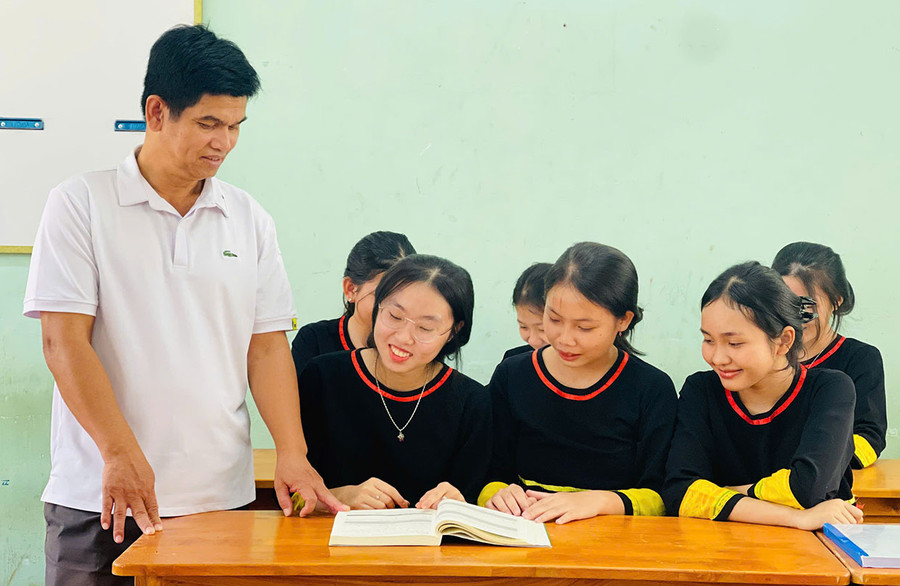 Thầy Rmah Kmlă-Phó Hiệu trưởng Trường Phổ thông Dân tộc nội trú tỉnh luôn sát cánh bên các em học sinh. Ảnh: Trần Dung