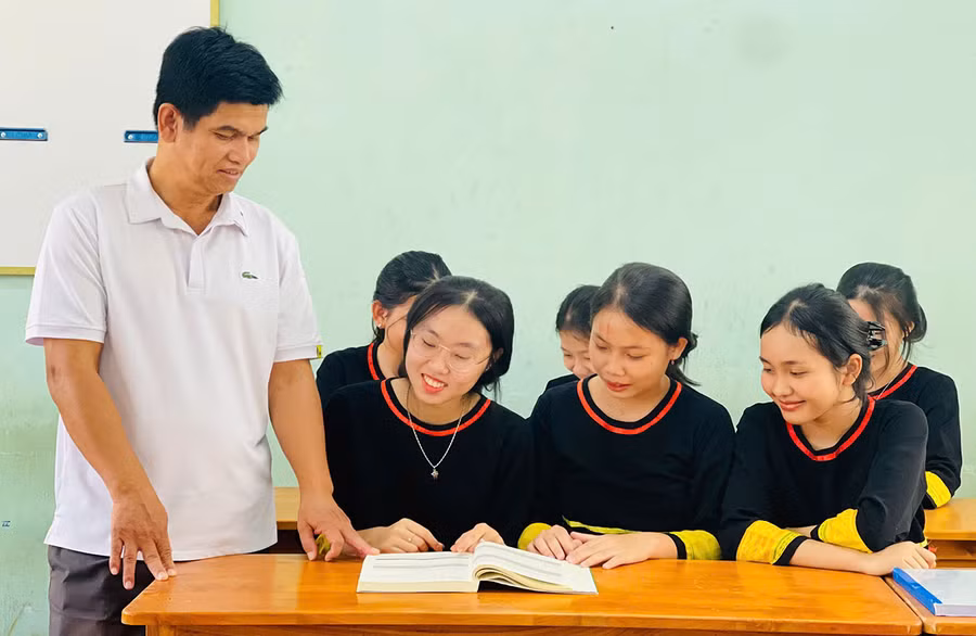 Thầy Rmah Kmlă-Phó Hiệu trưởng Trường Phổ thông Dân tộc nội trú tỉnh luôn sát cánh bên các em học sinh. Ảnh: Trần Dung