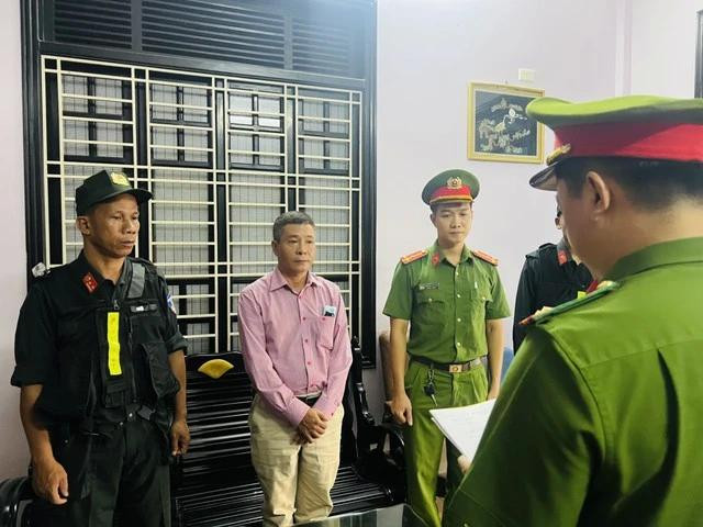 Thời điểm khám xét nhà, tống đạt các quyết định đối với Hoàng Văn Đức, cựu Giám đốc CDC Thừa Thiên - Huế. Ảnh B.T