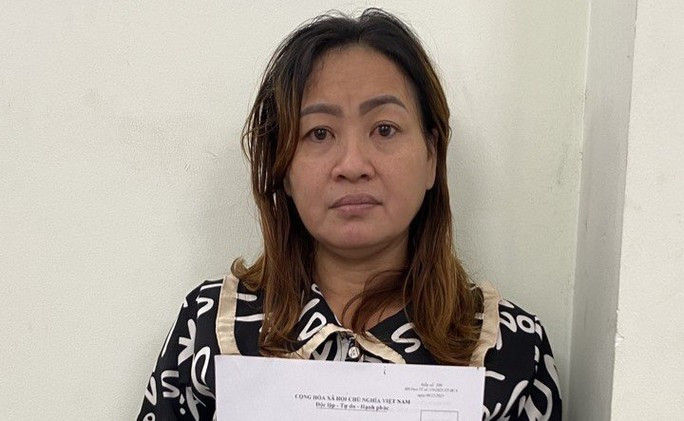 Trả thù đồng nghiệp, nữ công nhân khóa cửa đốt phòng trọ có 5 người bên trong - Ảnh 1. Võ Thị Ngọc Mai đến đầu thú tại cơ quan công an,