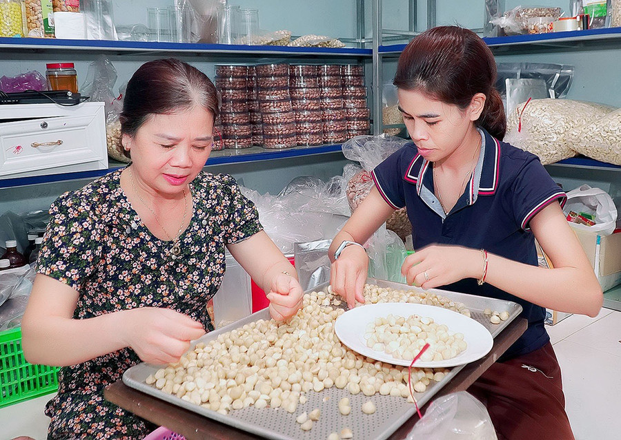 Nhiều cơ sở chế biến tập trung nâng cao chất lượng sản phẩm cũng như đầu tư thiết kế bao bì, mẫu mã để quảng bá thương hiệu của nông sản địa phương. Ảnh: Minh Phương