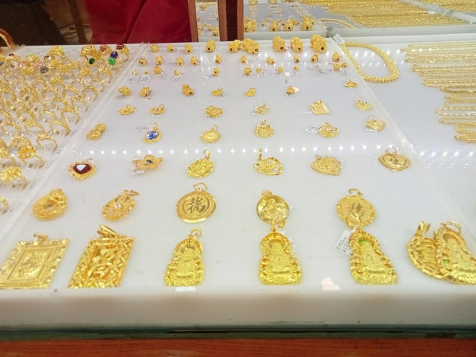 Giá vàng hôm nay 20-10: Tăng dữ dội - Ảnh 1. Giá vàng hôm nay của thế giới tăng từ 1.950 USD/ounce lên 1.974 USD/ounce lúc 6 giờ ngày 20-10.