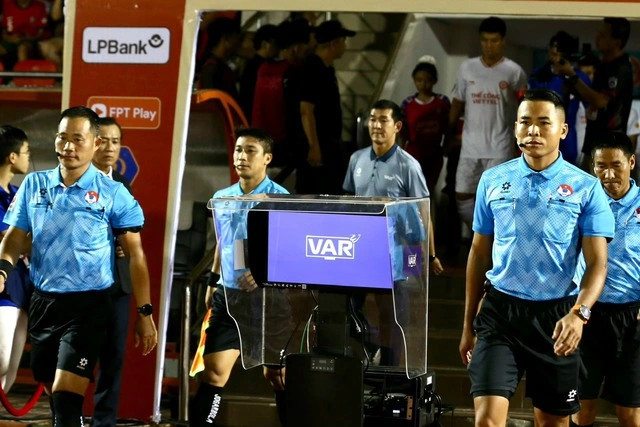 Công nghệ VAR sẽ tiếp tục phủ sóng ở những trận đấu hấp dẫn của vòng 2. ẢNH: KHẢ HÒA