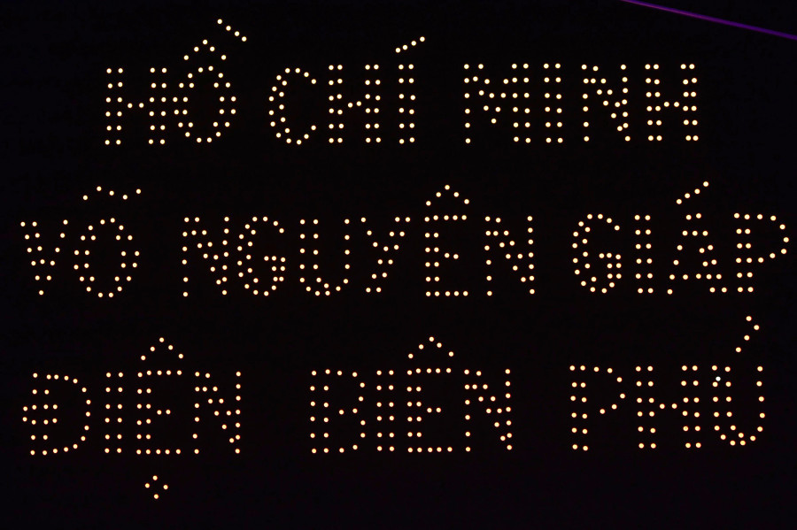 700 máy bay không người lái xếp hình thành tên của Chủ tịch Hồ Chí Minh, Đại tướng Võ Nguyên Giáp, chiến thắng Điện Biên Phủ. Ảnh: ĐÌNH HUY