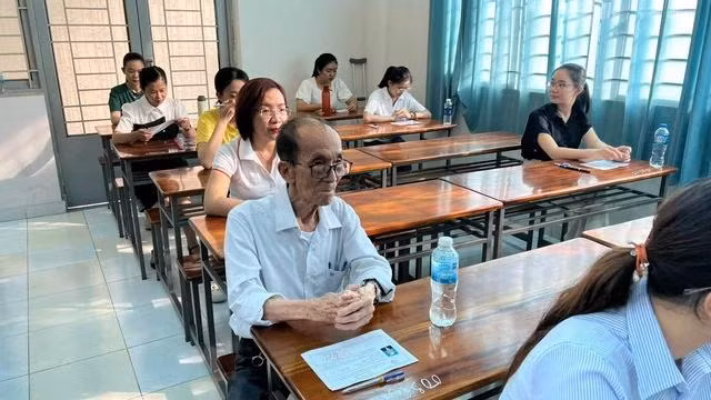 Cụ Thành không coi việc học chung với người trẻ là khoảng cách thế hệ, ngược lại là một trải nghiệm có nhiều thú vị. Ảnh: Thanh Duy