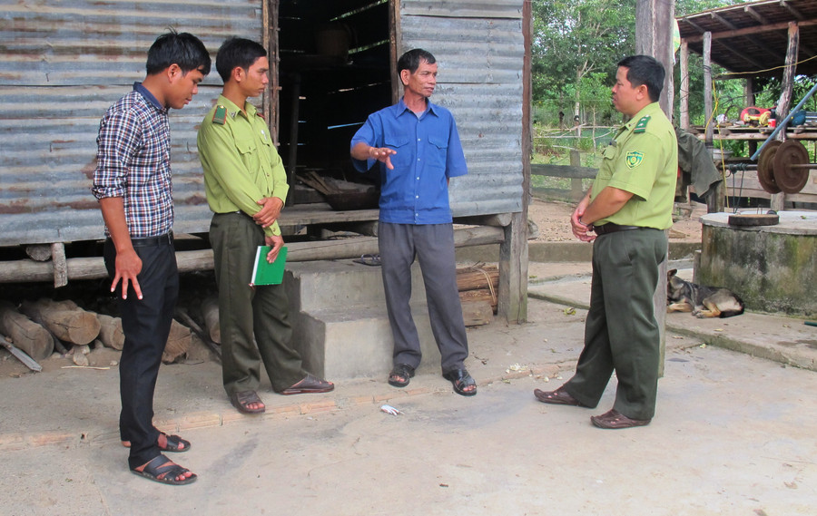 Lực lượng kiểm lâm và cán bộ xã xuống từng hộ gia đình vận động không tham gia khai thác, vận chuyển lâm sản trái phép. Ảnh: HL Lực lượng kiểm lâm và cán bộ xã xuống từng hộ gia đình vận động không tham gia khai thác, vận chuyển lâm sản trái phép. Ảnh: HL
