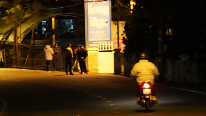 Công an khám xét nhà của ông Trần Đức Quận ở TP Đà Lạt tối 24-1. Ảnh: MINH HẬU Công an khám xét nhà của ông Trần Đức Quận ở TP Đà Lạt tối 24-1. Ảnh: MINH HẬU