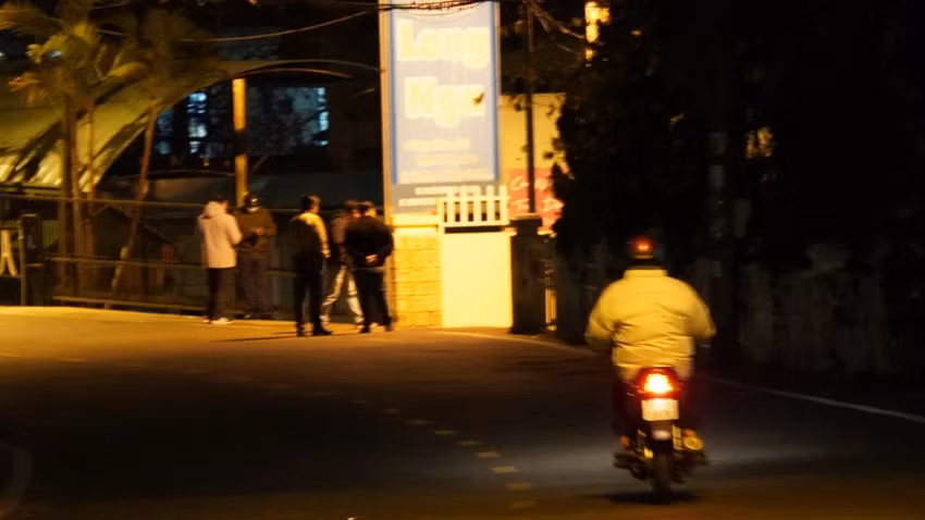 Công an khám xét nhà của ông Trần Đức Quận ở TP Đà Lạt tối 24-1. Ảnh: MINH HẬU Công an khám xét nhà của ông Trần Đức Quận ở TP Đà Lạt tối 24-1. Ảnh: MINH HẬU