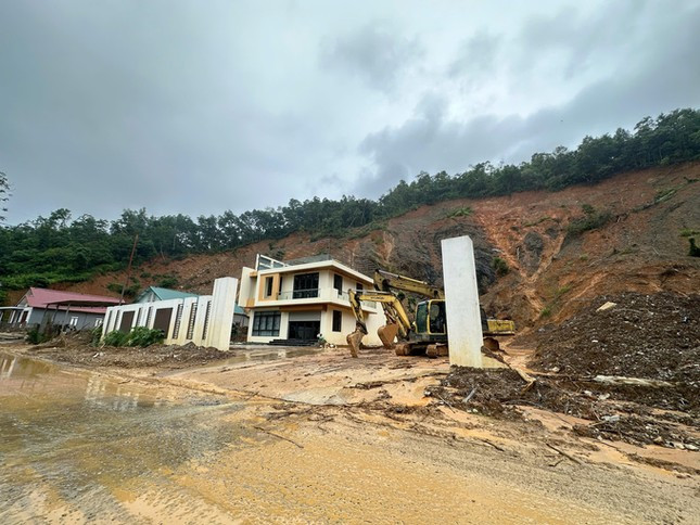 Người dân san ủi tạo mặt bằng khiến vị trí này thường xuyên bị đất đá tràn xuống làm tắc đường trên Quốc lộ 3, tại tỉnh Cao Bằng. Người dân san ủi tạo mặt bằng khiến vị trí này thường xuyên bị đất đá tràn xuống làm tắc đường trên Quốc lộ 3, tại tỉnh Cao Bằng.