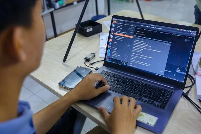 Bạn trẻ cần trau dồi kỹ năng ngay cả khi đang đi làm để có mức lương cao. Ảnh: Nhật Thịnh Bạn trẻ cần trau dồi kỹ năng ngay cả khi đang đi làm để có mức lương cao. Ảnh: Nhật Thịnh