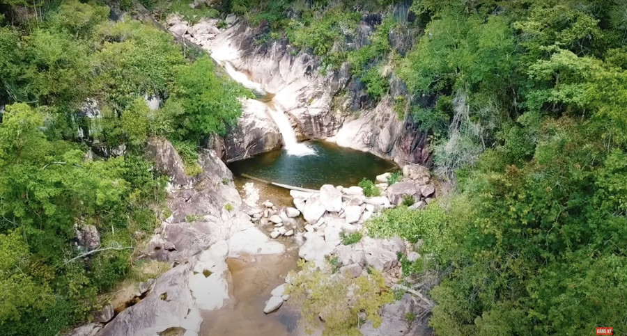 Một người mất tích khi tắm thác Edu. Ảnh: Hữu Long Một người mất tích khi tắm thác Edu. Ảnh: Hữu Long