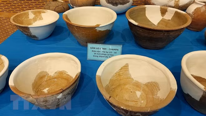 Trưng bày đồ gốm có chất liệu bán sứ được khai quật tại Vòng Thành Đá Trắng. (Ảnh: Huỳnh Sơn/TTXVN)