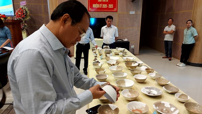 Các đại biểu tham quan nhóm đồ sứ, đồ bán sứ và đồ sành được khai quật tại di tích Vòng Thành Đá Trắng. (Ảnh: Huỳnh Sơn/TTXVN) Các đại biểu tham quan nhóm đồ sứ, đồ bán sứ và đồ sành được khai quật tại di tích Vòng Thành Đá Trắng. (Ảnh: Huỳnh Sơn/TTXVN)