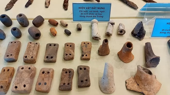 Trưng bày chì lưới, vật nhỏ làm bằng đất nung, buộc vào chài lưới đánh cá hoặc dây câu, được tìm thấy ở khu vực trung tâm của Di tích Vòng Thành Đá Trắng, với số lượng khá lớn, tổng số lên đến hơn 120 hiện vật. (Ảnh: Huỳnh Sơn/TTXVN)