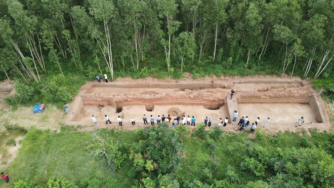 Các chuyên gia và nhà khảo cổ học khảo sát thực địa tại Di tích Vòng Thành Đá Trắng ở ấp Gò Cát, xã Phước Thuận, huyện Xuyên Mộc, tỉnh Bà Rịa-Vũng Tàu. (Ảnh: Huỳnh Sơn/TTXVN) Các chuyên gia và nhà khảo cổ học khảo sát thực địa tại Di tích Vòng Thành Đá Trắng ở ấp Gò Cát, xã Phước Thuận, huyện Xuyên Mộc, tỉnh Bà Rịa-Vũng Tàu. (Ảnh: Huỳnh Sơn/TTXVN)