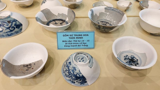 Gốm sứ Trung Hoa thời nhà Minh được tìm thấy tại Di tích Vòng Thành Đá Trắng. (Ảnh: Huỳnh Sơn/TTXVN) Gốm sứ Trung Hoa thời nhà Minh được tìm thấy tại Di tích Vòng Thành Đá Trắng. (Ảnh: Huỳnh Sơn/TTXVN)