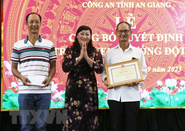 Thừa ủy quyền của Chủ tịch UBND thành phố Cần Thơ, Trưởng Ban Thi đua Khen thưởng thành phố Cần Thơ Hồ Lâm Bạch Vân trao Bằng khen của UBND thành phố Cần Thơ cho ông Bùi Ngọc Thọ và anh Bùi Hữu Thành vì hành động, nghĩa cử cao đẹp cứu sống bé trai bị ném từ trên cầu xuống sông. (Ảnh: Công Mạo/TTXVN)