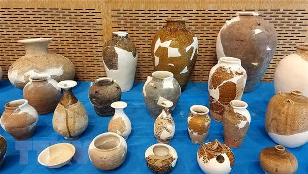 Qua phân loại về đặc điểm chất liệu, loại hình, các nhà nghiên cứu xác định được phần lớn đồ gốm được tìm thấy tại di tích Vòng Thành Đá Trắng có nguồn gốc từ gốm Chămpa. (Ảnh: Huỳnh Sơn/TTXVN)
