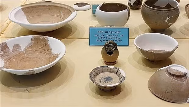 Gốm Đại Việt được tìm thấy tại di tích Vòng Thành Đá Trắng. (Ảnh: Huỳnh Sơn/TTXVN)
