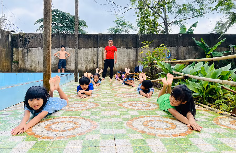 Các em thiếu nhi xã Ia Băng (huyện Đak Đoa) khởi động trước khi tập bơi. Ảnh: M.N