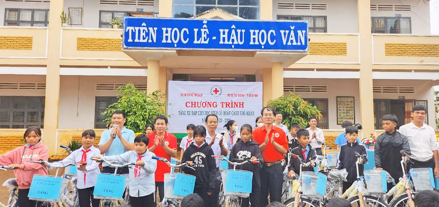Ông Dương Đình Diện-Chủ tịch Hội Chữ thập đỏ tỉnh cùng đoàn công tác tặng xe đạp cho học sinh có hoàn cảnh khó khăn Trường THCS Lương Thế Vinh, xã Ia Pnôn, huyện Đức Cơ. Ảnh: Hồng Ngọc
