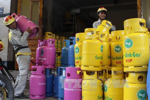 Từ ngày 1-6, giá gas trong nước giảm 3.000-3.500 đồng/bình 12 kg. Ảnh tư liệu: Thanh Vũ/TTXVN Từ ngày 1-6, giá gas trong nước giảm 3.000-3.500 đồng/bình 12 kg. Ảnh tư liệu: Thanh Vũ/TTXVN