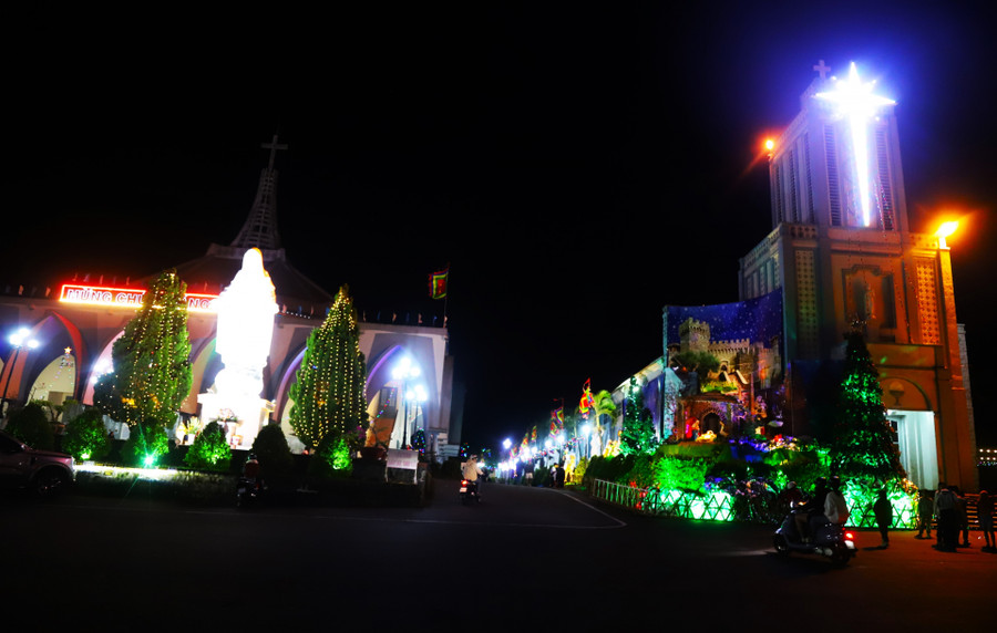 Nhà thờ Giáo xứ Bảo Lộc được trang trí lung linh, rực sáng để đón một mùa Noel an lành, hạnh phúc Nhà thờ Giáo xứ Bảo Lộc được trang trí lung linh, rực sáng để đón một mùa Noel an lành, hạnh phúc