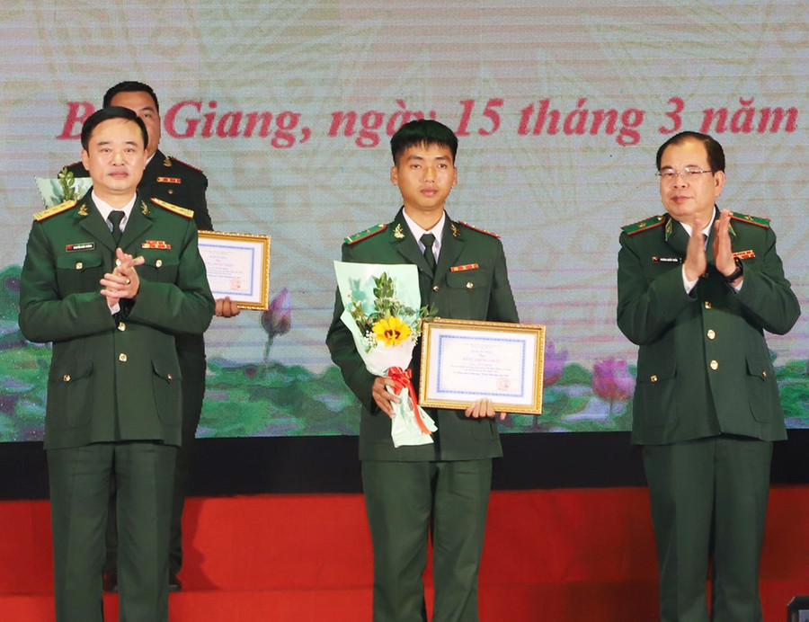 Trung úy Trịnh Văn Cao Nguyên (ở giữa) được Bộ Tư lệnh Bộ đội Biên phòng tuyên dương “Gương mặt trẻ triển vọng” năm 2022 (ảnh nhân vật cung cấp). Trung úy Trịnh Văn Cao Nguyên (ở giữa) được Bộ Tư lệnh Bộ đội Biên phòng tuyên dương “Gương mặt trẻ triển vọng” năm 2022 (ảnh nhân vật cung cấp).