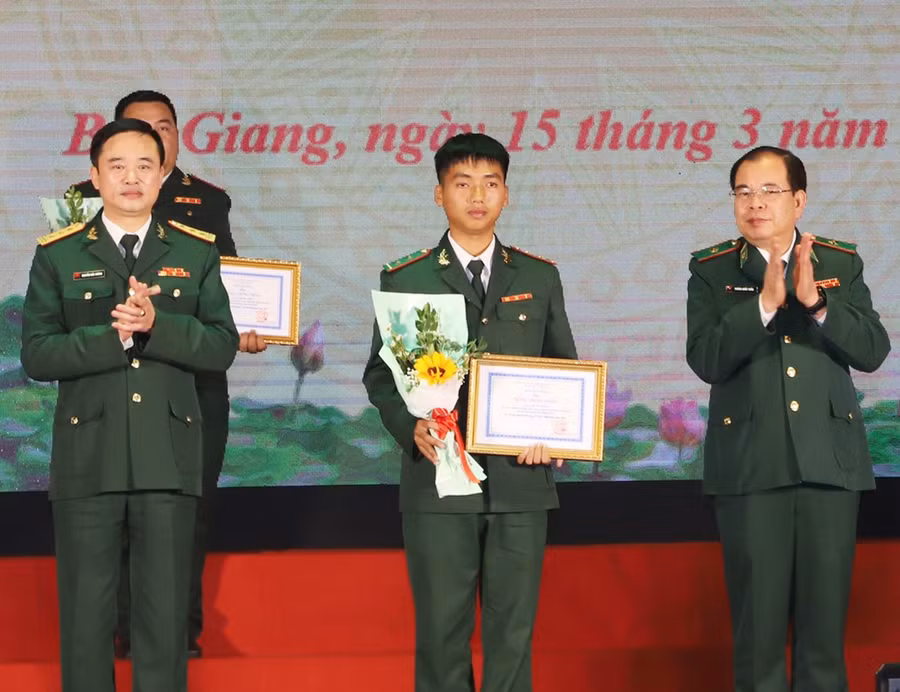 Trung úy Trịnh Văn Cao Nguyên (ở giữa) được Bộ Tư lệnh Bộ đội Biên phòng tuyên dương “Gương mặt trẻ triển vọng” năm 2022 (ảnh nhân vật cung cấp).