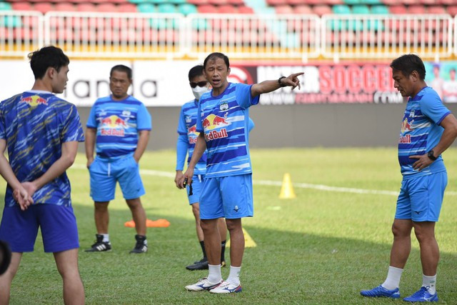 Bầu Đức chỉ đạo CLB HAGL lo hậu sự chu đáo cho 3 thành viên tử nạn - Ảnh 3. Trợ lý Dương Minh Ninh (giữa)