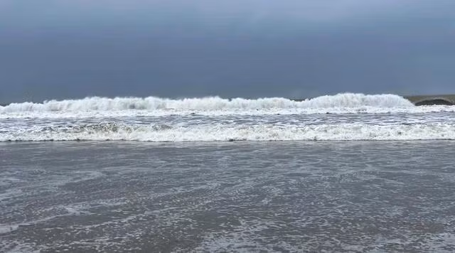 Trên Biển Đông sóng to gió lớn kéo dài nhiều ngày tới. Ảnh Hải Phong