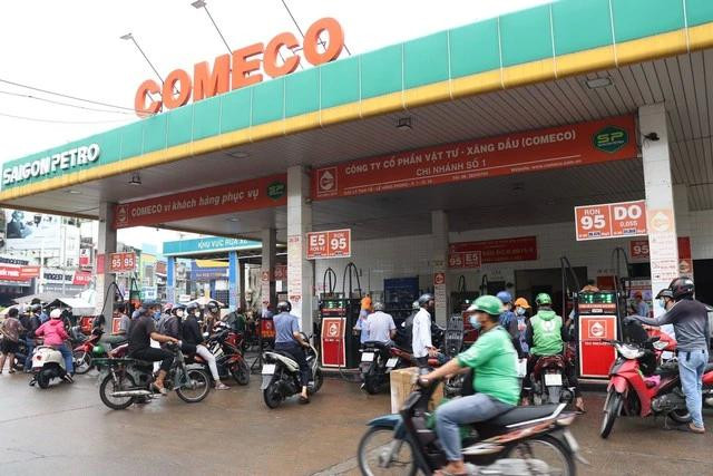 Giá xăng tăng liên tục ảnh hưởng... túi tiền mọi người, nhất là người lao động có thu nhập thấp. ẢNH: THANH NAM Giá xăng tăng liên tục ảnh hưởng... túi tiền mọi người, nhất là người lao động có thu nhập thấp. ẢNH: THANH NAM
