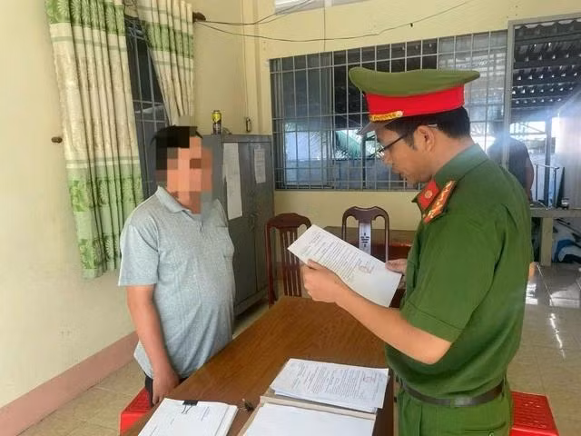 Cơ quan công an thực hiện các quyết định tố tụng đối với bị can Phạm Lương Thiện. Ảnh: PHAN BÁ