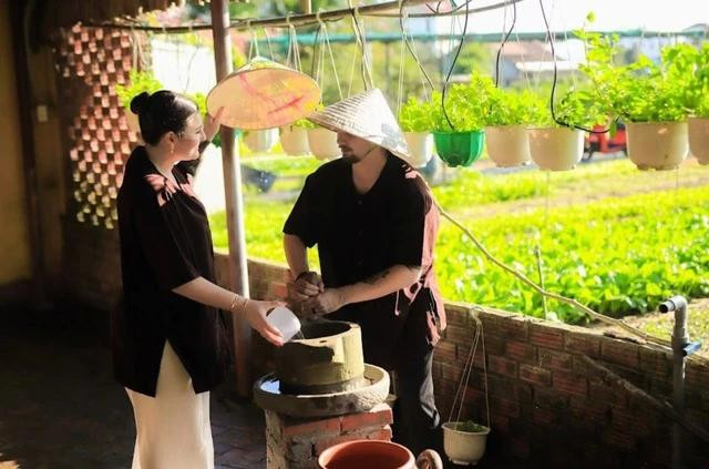 Du khách nước ngoài trải nghiệm làm nông dân ở Hội An. Ảnh: T.N Du khách nước ngoài trải nghiệm làm nông dân ở Hội An. Ảnh: T.N