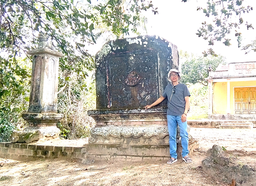Tiến sĩ Lưu Hồng Sơn bên bình phong và trụ biểu trước dinh Bà. Ảnh tư liệu LHS