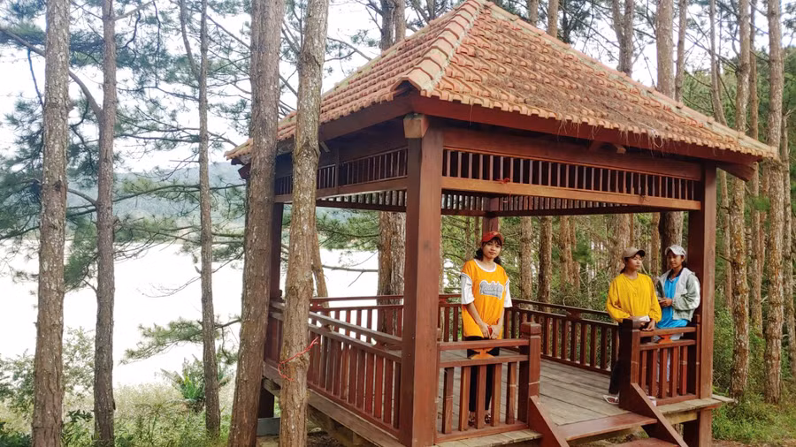 Làng văn hóa hướng ra hồ Pró phong cảnh hữu tình.