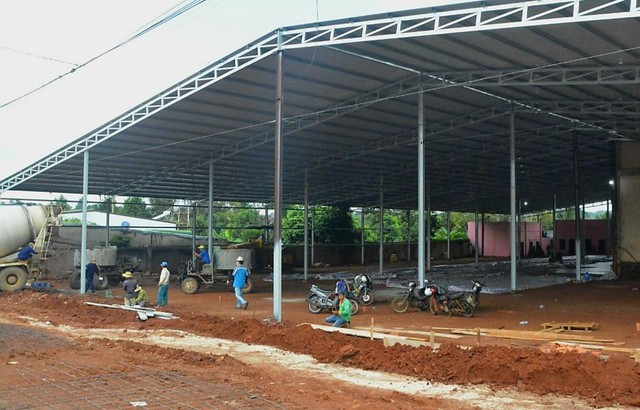 Đắk Lắk: Kho xưởng xây dựng vi phạm tràn lan, có dấu hiệu che giấu, bao che - Ảnh 2. Sở Xây dựng Đắk Lắk đánh giá nhiều kho xưởng sầu riêng tại H.Krông Pắk vi phạm về xây dựng. Ảnh: CTV