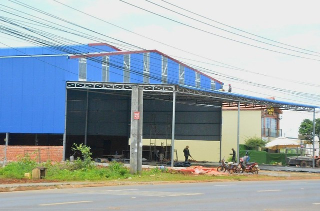 Đắk Lắk: Kho xưởng xây dựng vi phạm tràn lan, có dấu hiệu che giấu, bao che - Ảnh 1. Một kho xưởng thu mua, chế biến sầu riêng ở H.Krông Pắk cạnh QL26. Ảnh: CTV