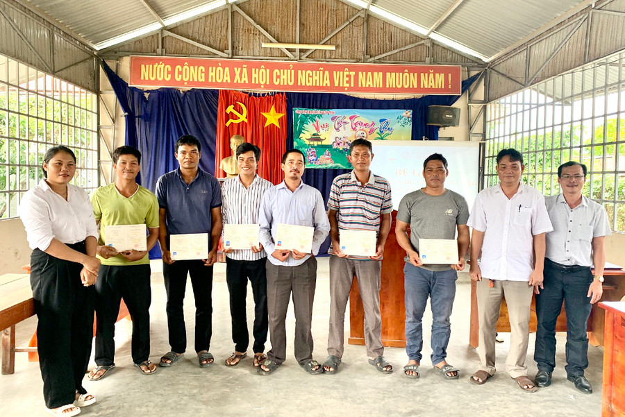 Trung tâm Giáo dục nghề nghiệp-Giáo dục thường xuyên trao chứng nhận cho các học viên hoàn thành lớp sơ cấp nghề. Ảnh: Lê Nam