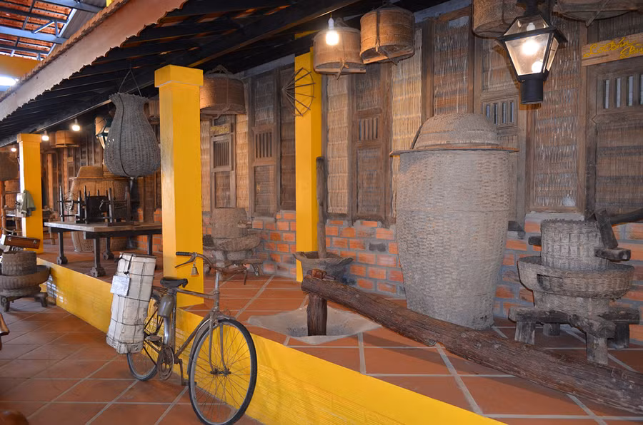 Một góc trưng bày tại quán. Ảnh: Xuân Toản